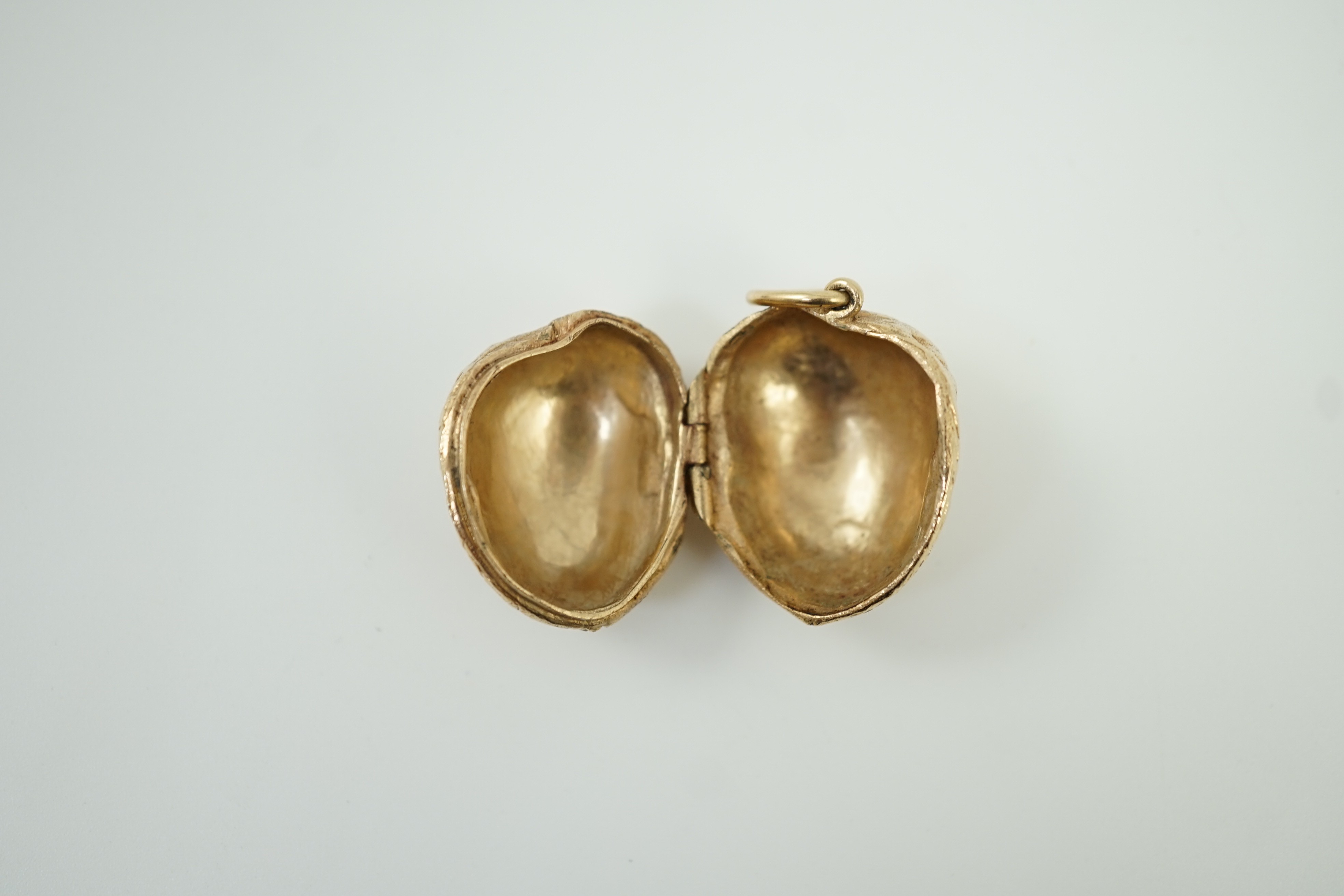 A modern 9ct gold novelty locket pendant, modelled as a walnut, 28mm, 26.7 grams.